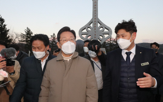 이재명 민주당 대선후보가 12일 경북 김천시 추풍령휴게소 경부고속도로 기념탑을 방문하고 있다. 연합뉴스